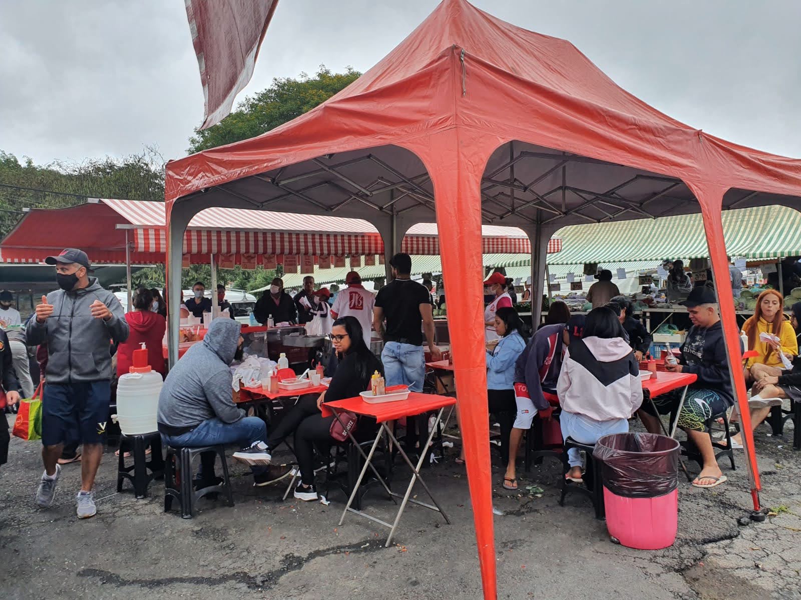 Área de alimentação na feira